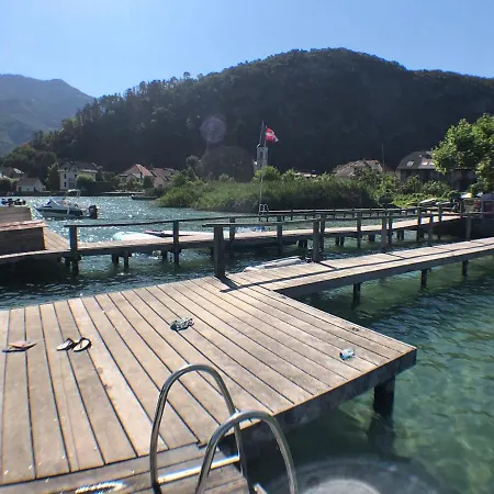 Les Pieds Dans L'eau Au Bord Du D'annecy *