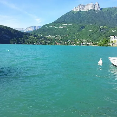 Les Pieds Dans L'eau Au Bord Du D'annecy