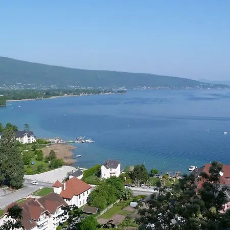 Les Pieds Dans L'eau Au Bord Du D'annecy *