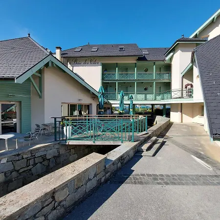 Les Pieds Dans L'eau Au Bord Du D'annecy *