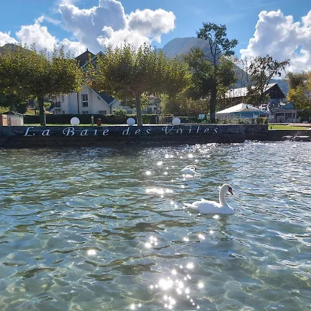 Les Pieds Dans L'eau Au Bord Du D'annecy *