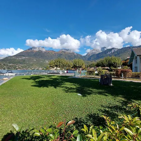 Les Pieds Dans L'eau Au Bord Du D'annecy Duingt